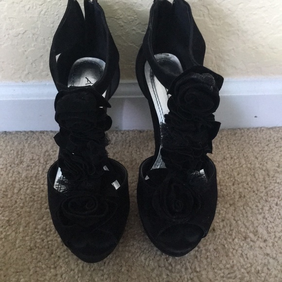 Heels - Picture 4 of 5